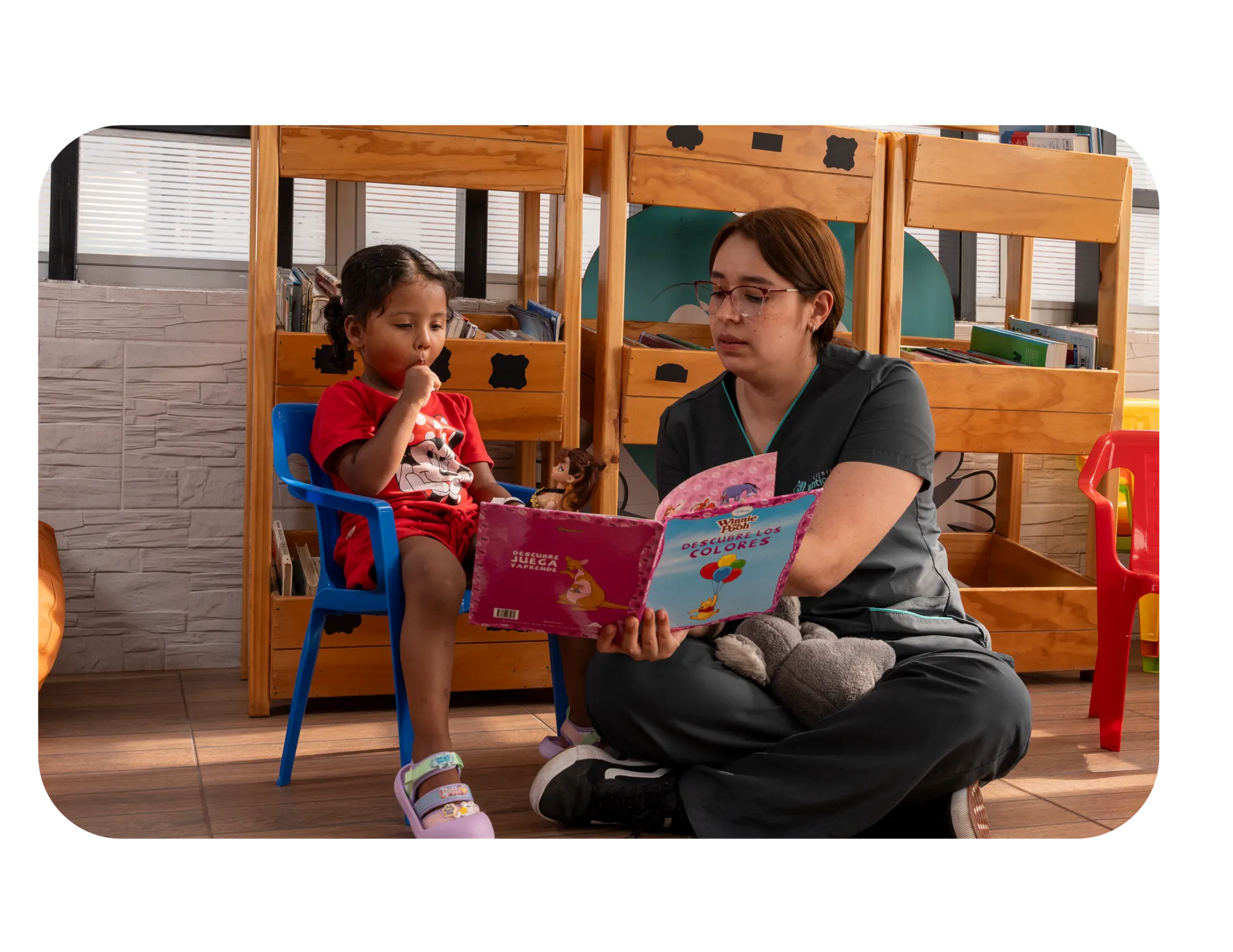 Lectura compartida con niños en la clínica